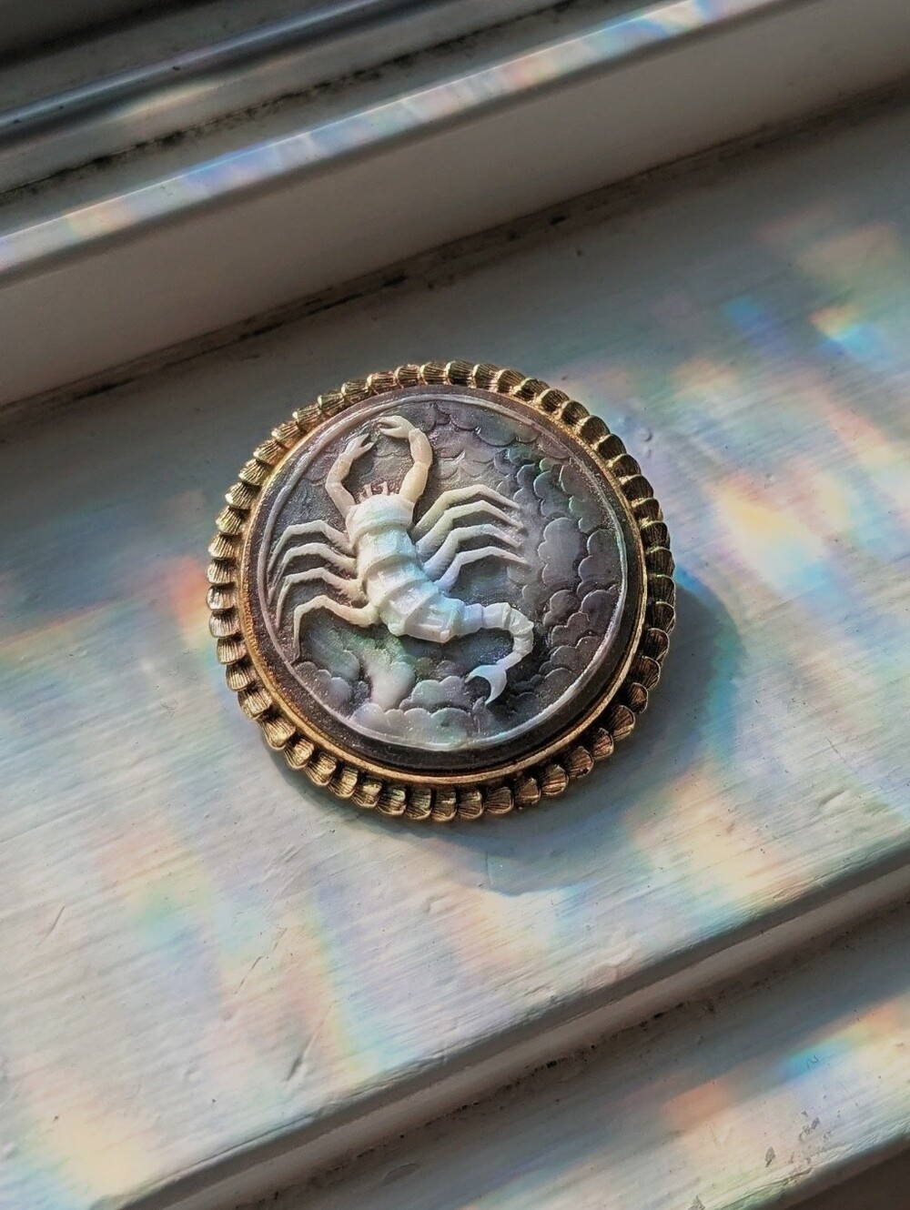 VINTAGE ⚜️ rare scorpio hard plastic cameo gold tone brooch